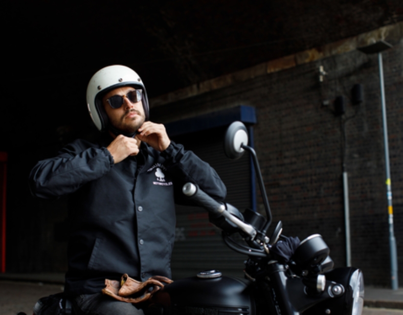 hombre motocicleta triumph