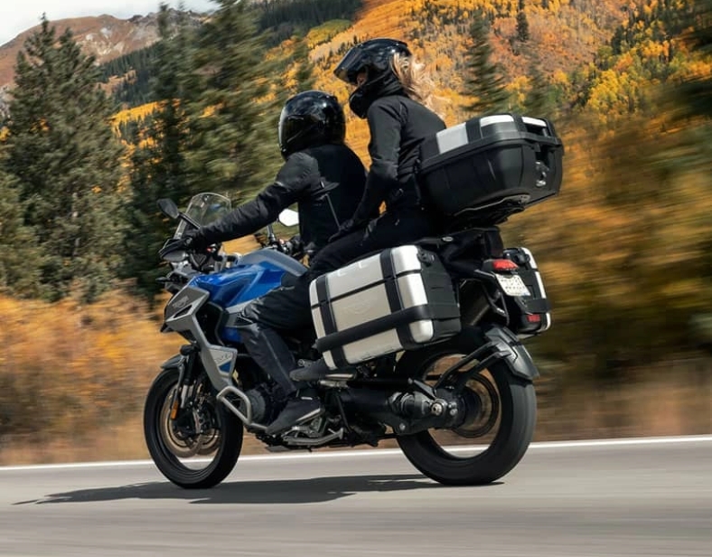 Pareja en motocicleta alquilada Triumph, alquiler en Málaga y alrededores.